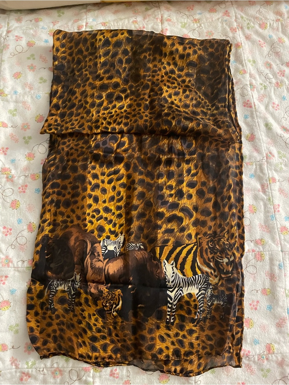 Lot of 4 women’s Scarfs Leopard Print, butterfly print and polar bear with red - Picture 5 of 6